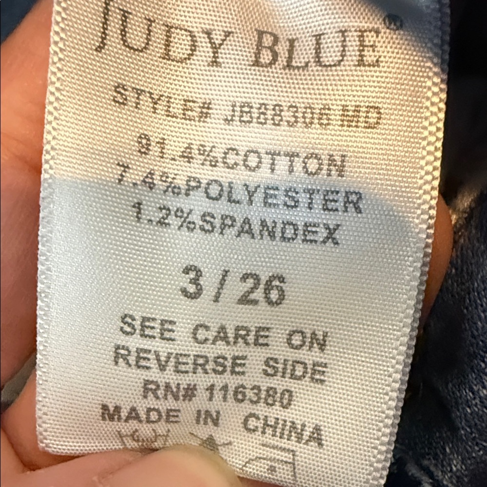 Judy Blue Distressed Jeans - Picture 4 of 4